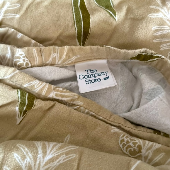 Company Store Queen Holiday Berries Duvet and Two Shams. Tan. - Picture 4 of 4